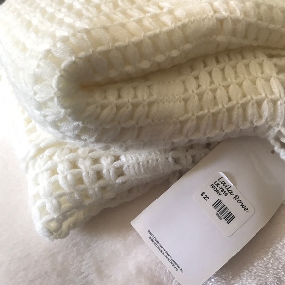creamy ivory boho cozy poncho/wrap nwt🍂 - Picture 2 of 8